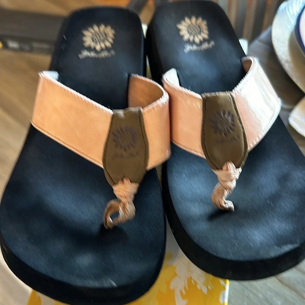 Yellow box blush iridescent pink flip flop size 8.5 - Picture 2 of 7
